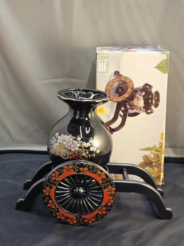 Dekoracyjny wazon z wózkiem, kwiatowy motyw orientalny, wys. 17 cm (ceramika + tworzywo)
