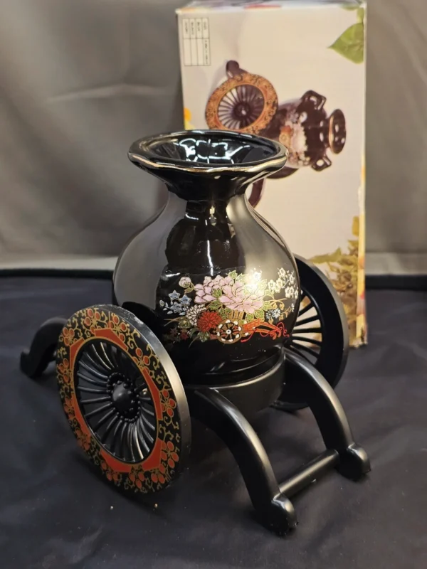 Dekoracyjny wazon z wózkiem, kwiatowy motyw orientalny, wys. 17 cm (ceramika + tworzywo)
