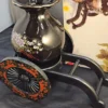 Dekoracyjny wazon z wózkiem, kwiatowy motyw orientalny, wys. 17 cm (ceramika + tworzywo)