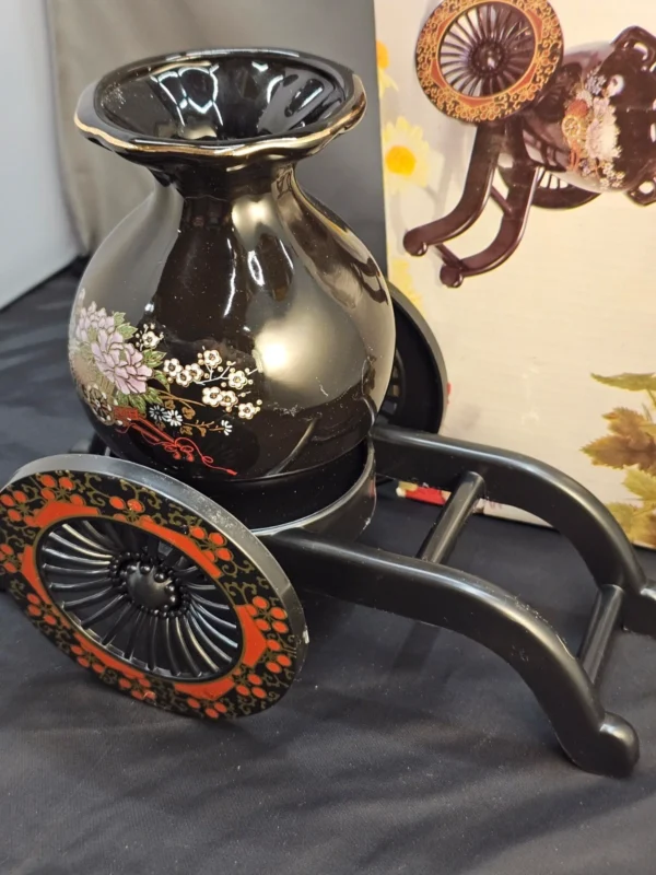 Dekoracyjny wazon z wózkiem, kwiatowy motyw orientalny, wys. 17 cm (ceramika + tworzywo)