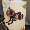 Dekoracyjny wazon z wózkiem, kwiatowy motyw orientalny, wys. 17 cm (ceramika + tworzywo)