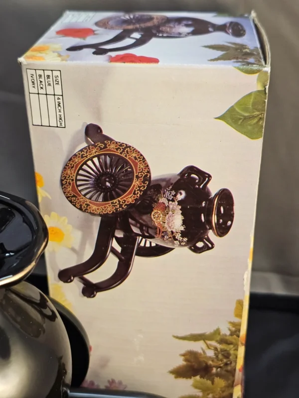Dekoracyjny wazon z wózkiem, kwiatowy motyw orientalny, wys. 17 cm (ceramika + tworzywo)