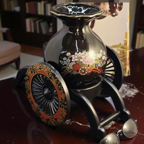 Dekoracyjny wazon z wózkiem, kwiatowy motyw orientalny, wys. 17 cm (ceramika + tworzywo)