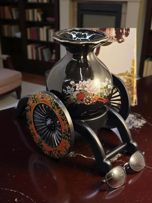 Dekoracyjny wazon z wózkiem, kwiatowy motyw orientalny, wys. 17 cm (ceramika + tworzywo)