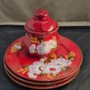 Zestaw ceramiczny czerwony z kwiatowym wzorem – 3 talerze i cukiernica, ręczne zdobienie