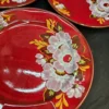 Zestaw ceramiczny czerwony z kwiatowym wzorem – 3 talerze i cukiernica, ręczne zdobienie