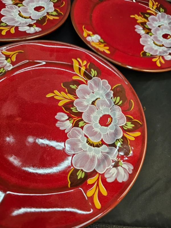 Zestaw ceramiczny czerwony z kwiatowym wzorem – 3 talerze i cukiernica, ręczne zdobienie