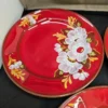 Zestaw ceramiczny czerwony z kwiatowym wzorem – 3 talerze i cukiernica, ręczne zdobienie