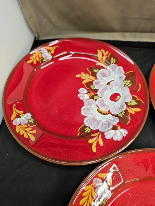 Zestaw ceramiczny czerwony z kwiatowym wzorem – 3 talerze i cukiernica, ręczne zdobienie