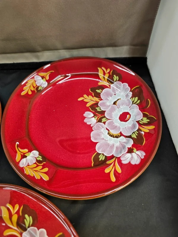 Zestaw ceramiczny czerwony z kwiatowym wzorem – 3 talerze i cukiernica, ręczne zdobienie