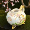 Japońska porcelana ręcznie malowana – czajniczek / imbryk na trzech złotych nóżkach, sygnowany