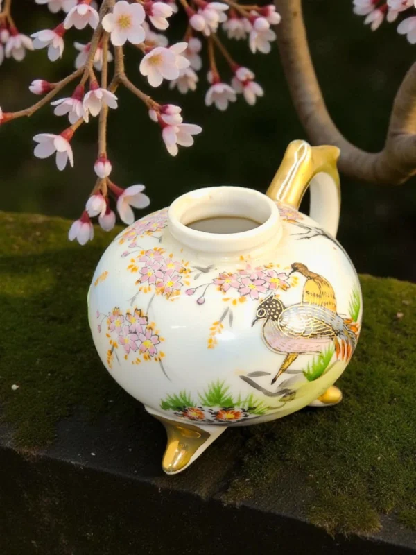Japońska porcelana ręcznie malowana – czajniczek / imbryk na trzech złotych nóżkach, sygnowany