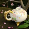 Japońska porcelana ręcznie malowana – czajniczek / imbryk na trzech złotych nóżkach, sygnowany