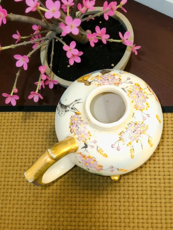 Japońska porcelana ręcznie malowana – czajniczek / imbryk na trzech złotych nóżkach, sygnowany