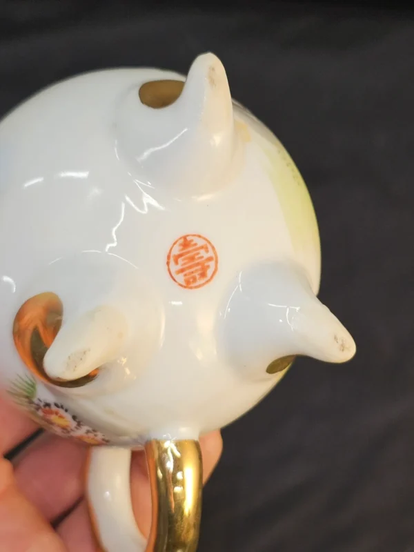Japońska porcelana ręcznie malowana – czajniczek / imbryk na trzech złotych nóżkach, sygnowany