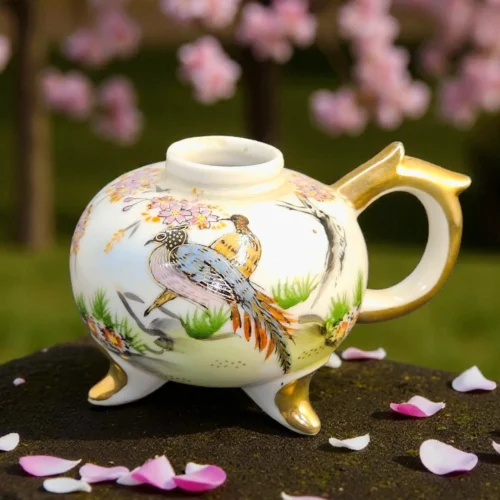 Japońska porcelana ręcznie malowana – czajniczek / imbryk na trzech złotych nóżkach, sygnowany