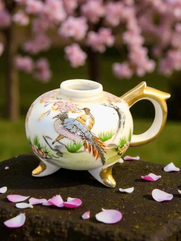Japońska porcelana ręcznie malowana – czajniczek / imbryk na trzech złotych nóżkach, sygnowany