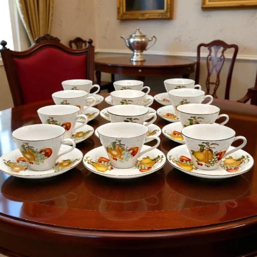 Zestaw 12 filiżanek z talerzykami – Hebei Porcelain, Made in China, motyw owocowy vintage