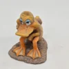Figurka kaczki – ręcznie malowana, żywica, vintage