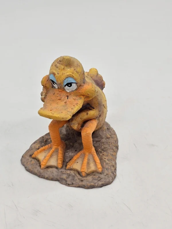 Figurka kaczki – ręcznie malowana, żywica, vintage