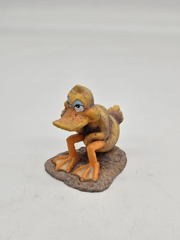 Figurka kaczki – ręcznie malowana, żywica, vintage