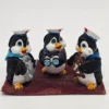 Zestaw 3 pingwinków marynarzy – figurki dekoracyjne z żywicy, 7×11 cm