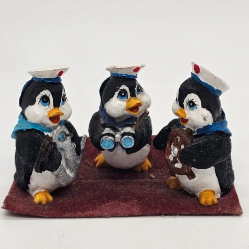 Zestaw 3 pingwinków marynarzy – figurki dekoracyjne z żywicy, 7×11 cm