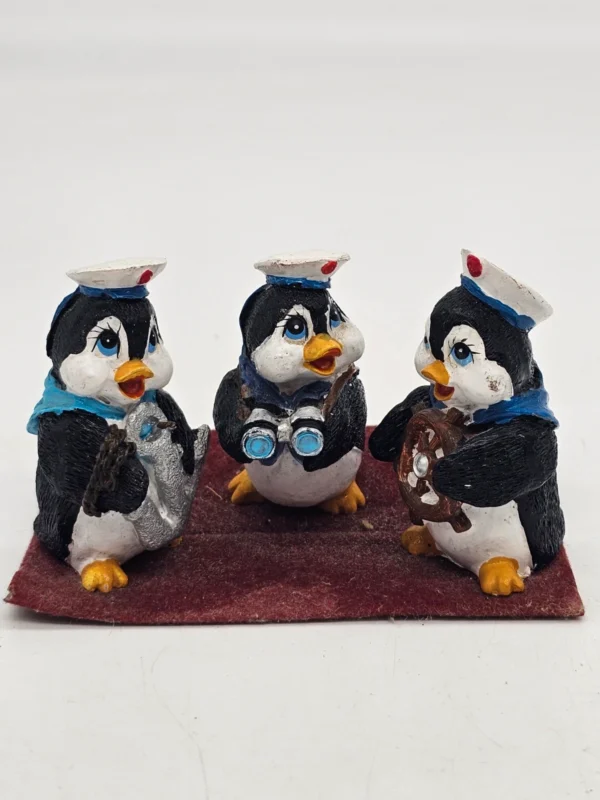 Zestaw 3 pingwinków marynarzy – figurki dekoracyjne z żywicy, 7×11 cm
