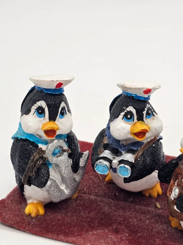 Zestaw 3 pingwinków marynarzy – figurki dekoracyjne z żywicy, 7×11 cm