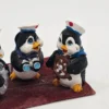 Zestaw 3 pingwinków marynarzy – figurki dekoracyjne z żywicy, 7×11 cm