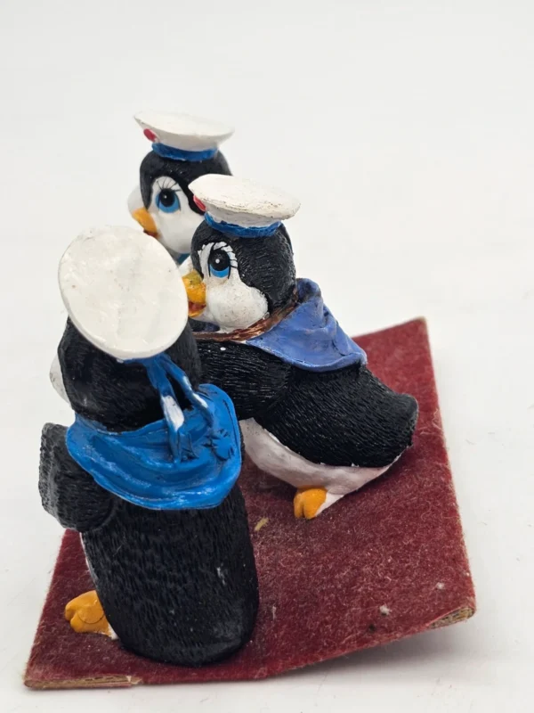 Zestaw 3 pingwinków marynarzy – figurki dekoracyjne z żywicy, 7×11 cm
