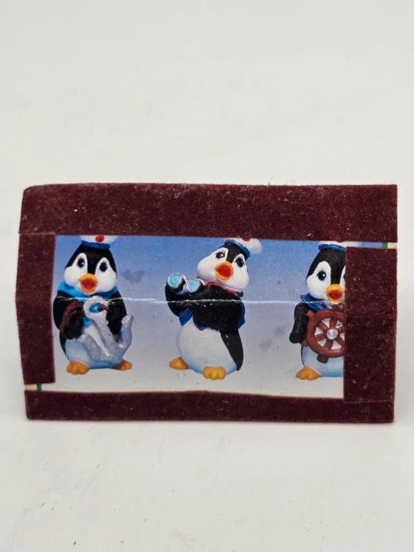 Zestaw 3 pingwinków marynarzy – figurki dekoracyjne z żywicy, 7×11 cm