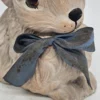 Betonowy królik z kokardą – figurka ogrodowa vintage, 19×18 cm