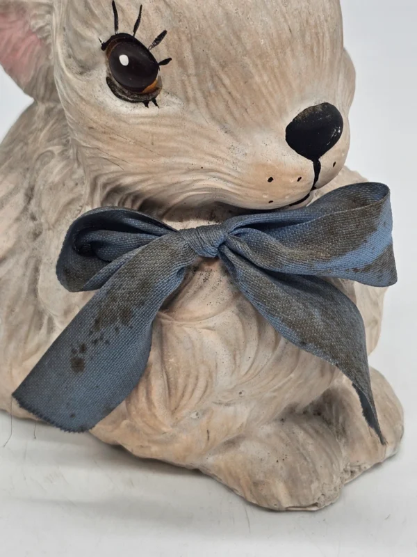 Betonowy królik z kokardą – figurka ogrodowa vintage, 19×18 cm