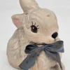 Betonowy królik z kokardą – figurka ogrodowa vintage, 19×18 cm