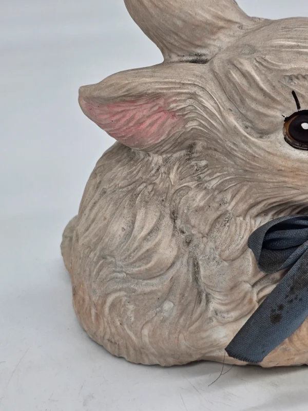 Betonowy królik z kokardą – figurka ogrodowa vintage, 19×18 cm
