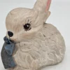 Betonowy królik z kokardą – figurka ogrodowa vintage, 19×18 cm