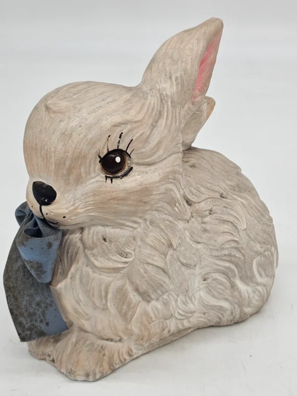 Betonowy królik z kokardą – figurka ogrodowa vintage, 19×18 cm