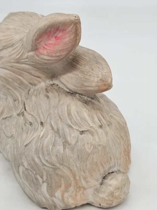Betonowy królik z kokardą – figurka ogrodowa vintage, 19×18 cm
