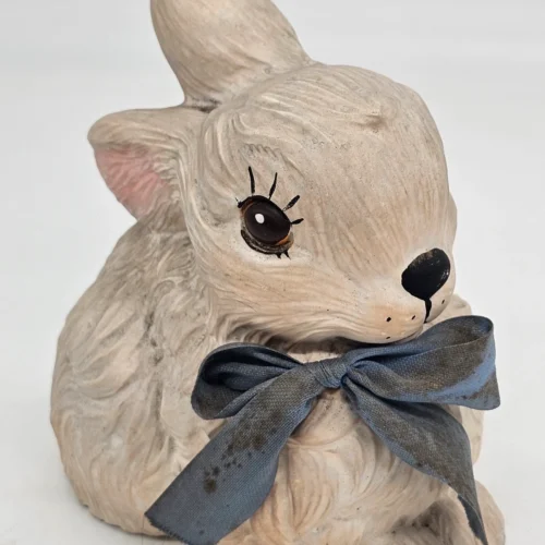 Betonowy królik z kokardą – figurka ogrodowa vintage, 19×18 cm