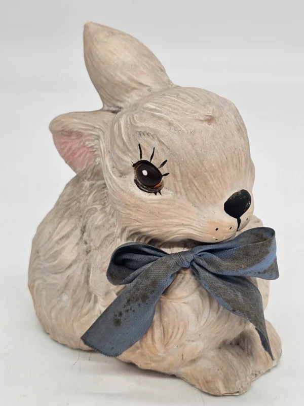 Betonowy królik z kokardą – figurka ogrodowa vintage, 19×18 cm