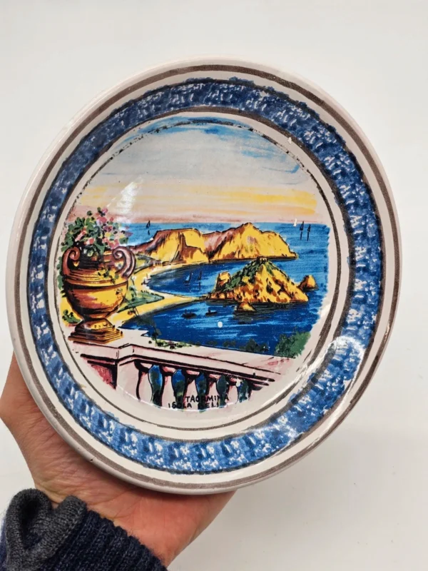 Włoski talerz dekoracyjny – Taormina Isola Bella, ręcznie malowany, Leto Jahi, 20 cm