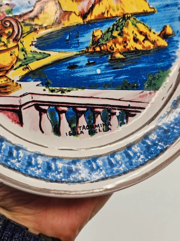 Włoski talerz dekoracyjny – Taormina Isola Bella, ręcznie malowany, Leto Jahi, 20 cm