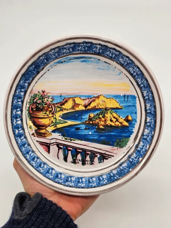 Włoski talerz dekoracyjny – Taormina Isola Bella, ręcznie malowany, Leto Jahi, 20 cm