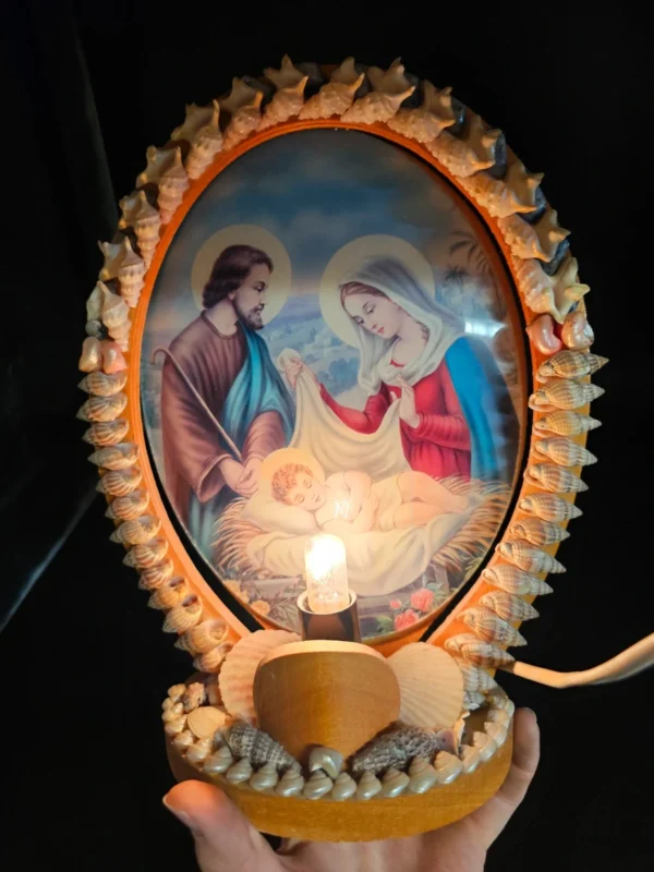 Lampka religijna – Święta Rodzina w ramie z muszelek, 30 cm