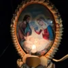Lampka religijna – Święta Rodzina w ramie z muszelek, 30 cm
