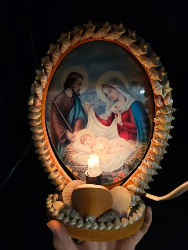 Lampka religijna – Święta Rodzina w ramie z muszelek, 30 cm