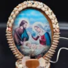 Lampka religijna – Święta Rodzina w ramie z muszelek, 30 cm