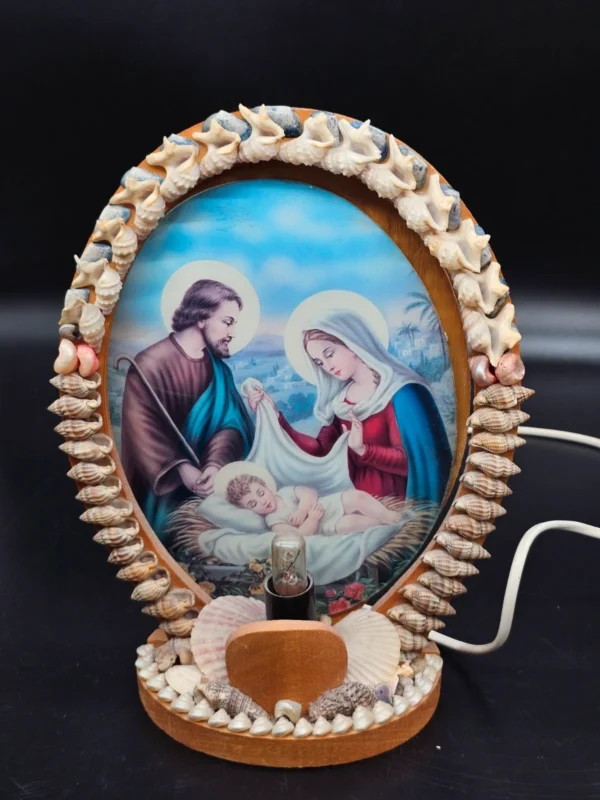 Lampka religijna – Święta Rodzina w ramie z muszelek, 30 cm