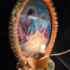 Lampka religijna – Święta Rodzina w ramie z muszelek, 30 cm